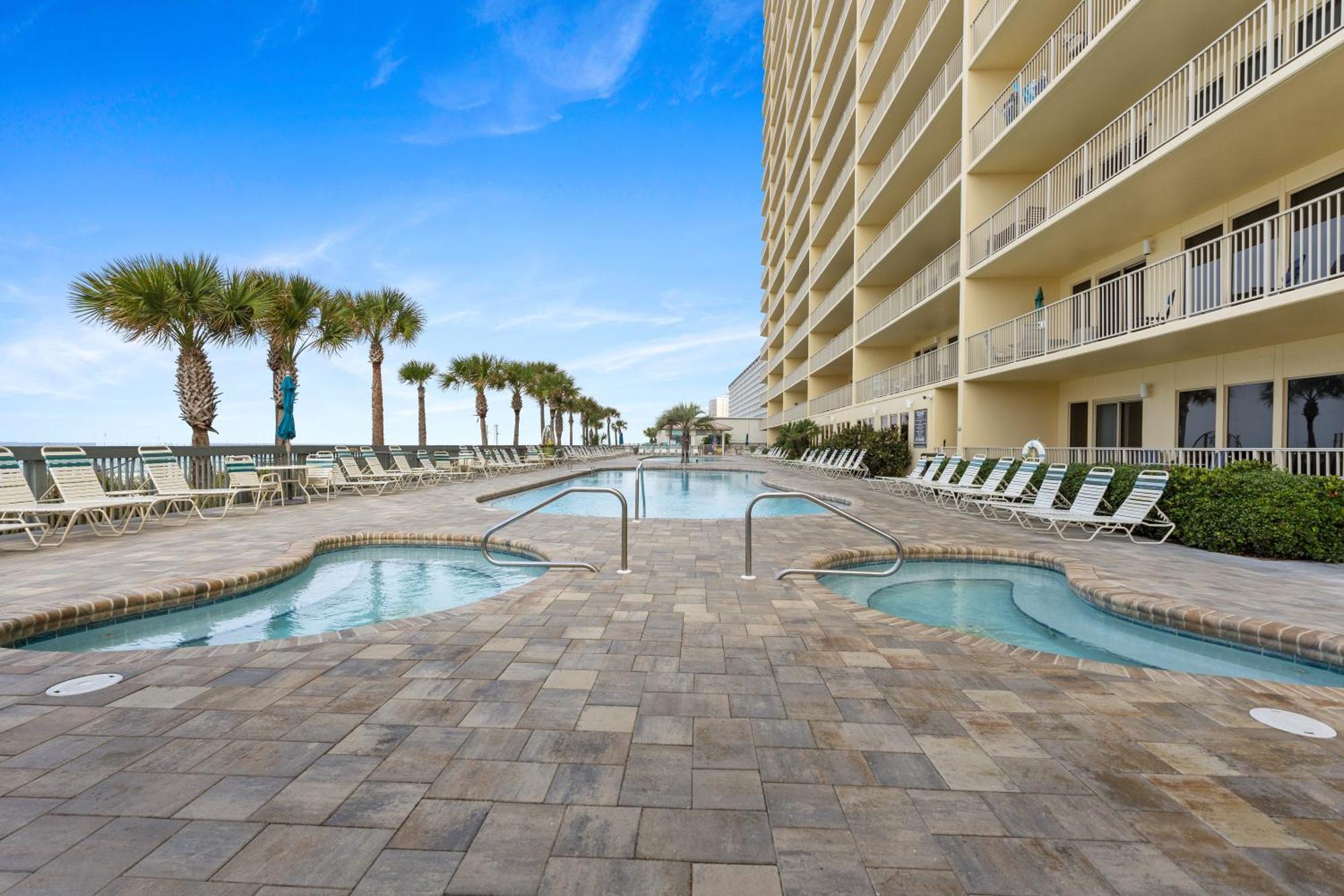Newly Renovated Luxury Ocean Front Condo! Floor With Penthouse Ocean Views! Holiday home *