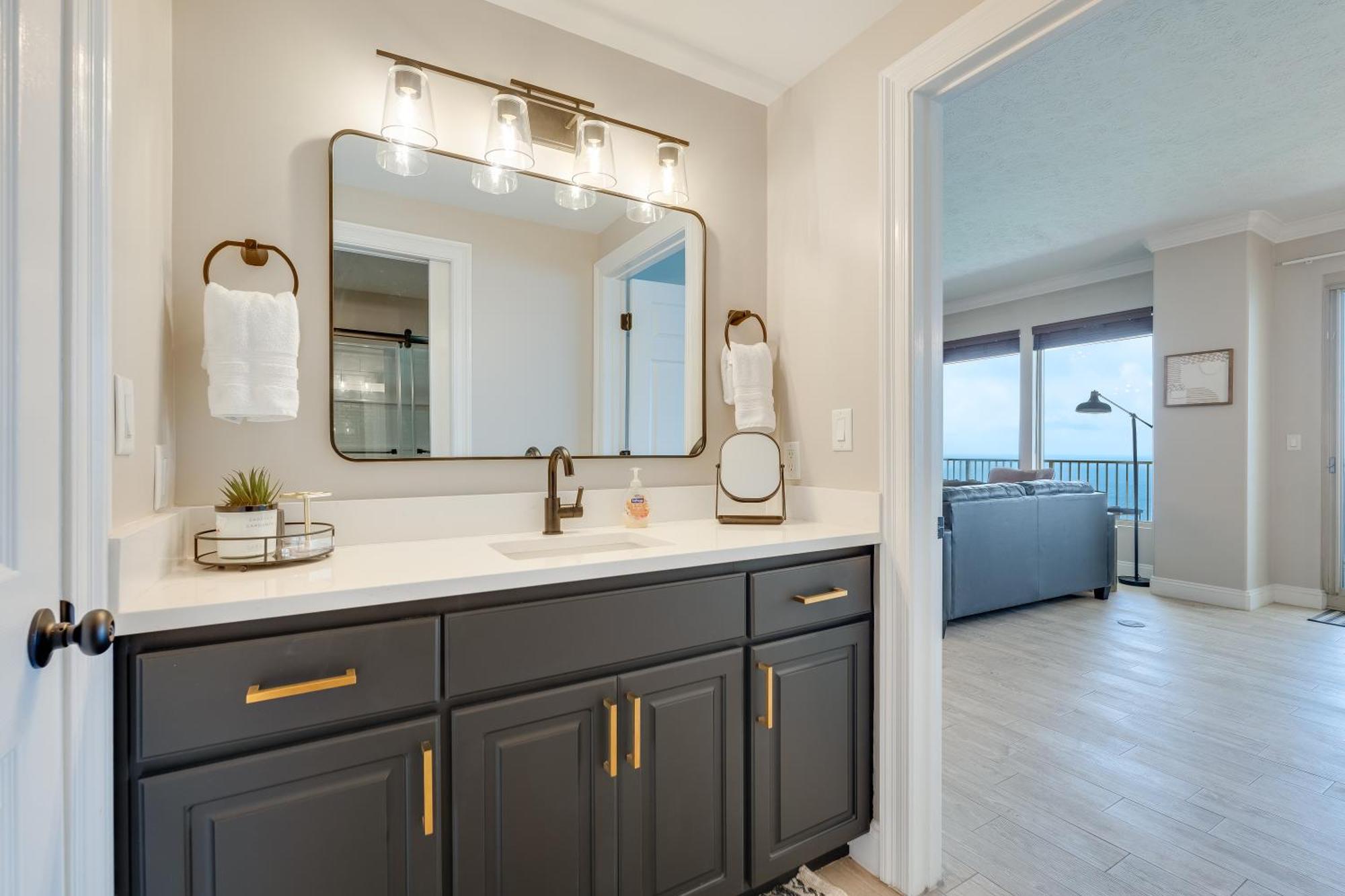 Holiday home Newly Renovated Luxury Ocean Front Condo! Floor With Penthouse Ocean Views!