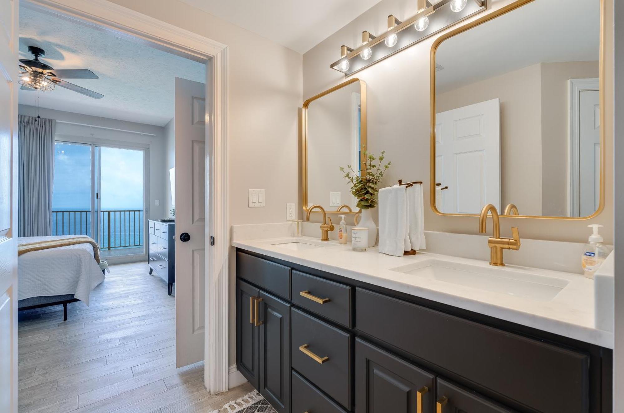 Holiday home Newly Renovated Luxury Ocean Front Condo! Floor With Penthouse Ocean Views! *