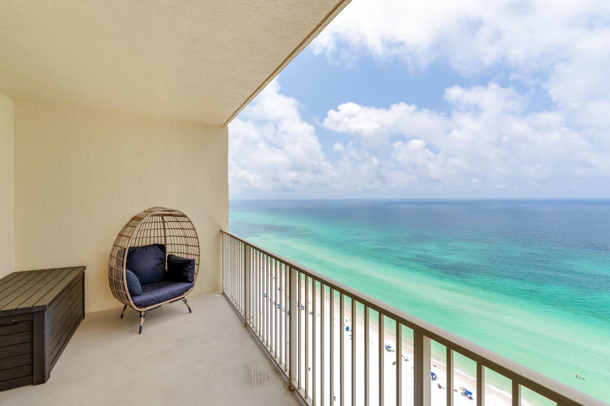 Newly Renovated Luxury Ocean Front Condo! Floor With Penthouse Ocean Views! Holiday home *
