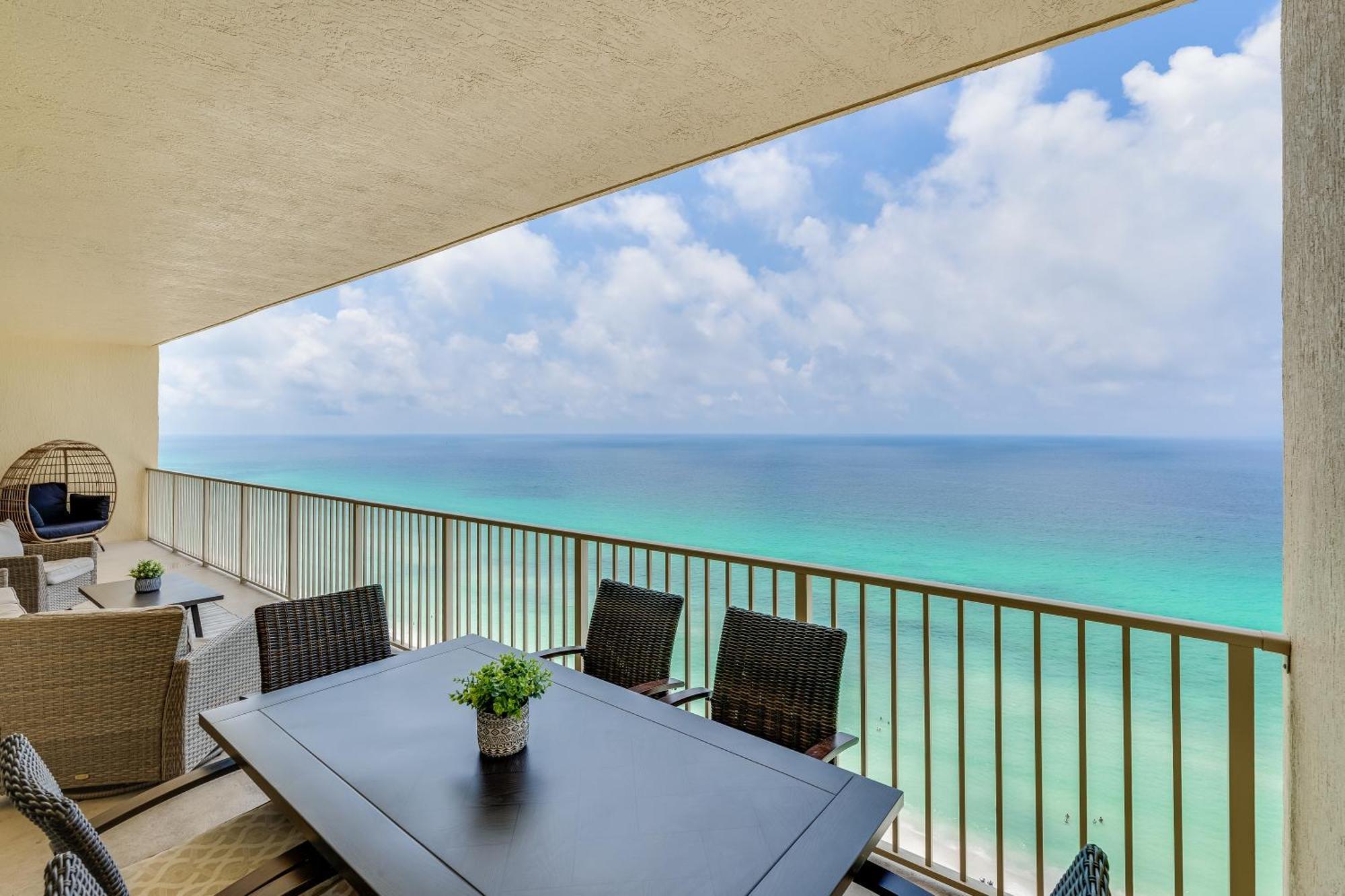 Newly Renovated Luxury Ocean Front Condo! Floor With Penthouse Ocean Views! Holiday home *