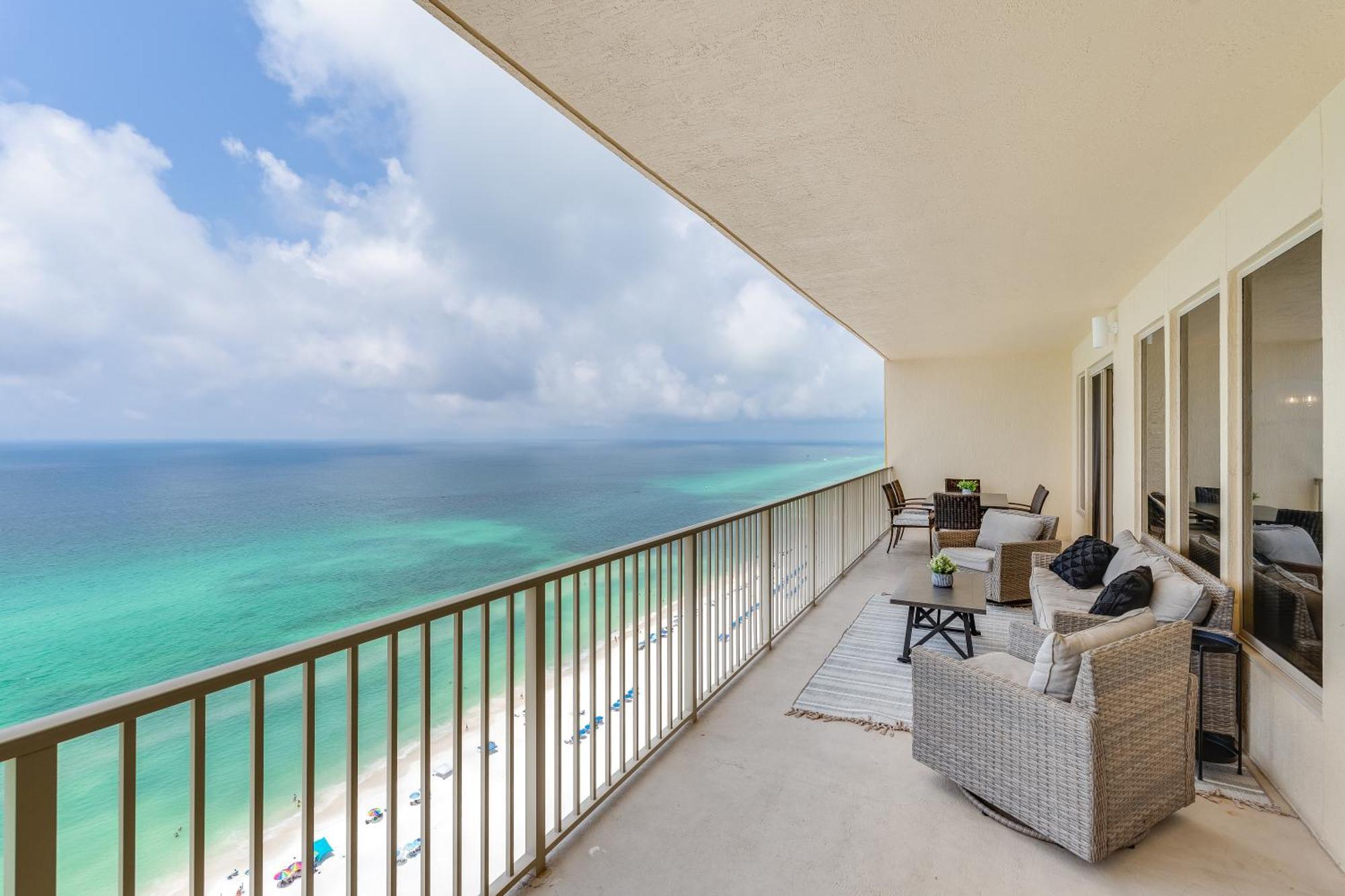 Newly Renovated Luxury Ocean Front Condo! Floor With Penthouse Ocean Views! Holiday home