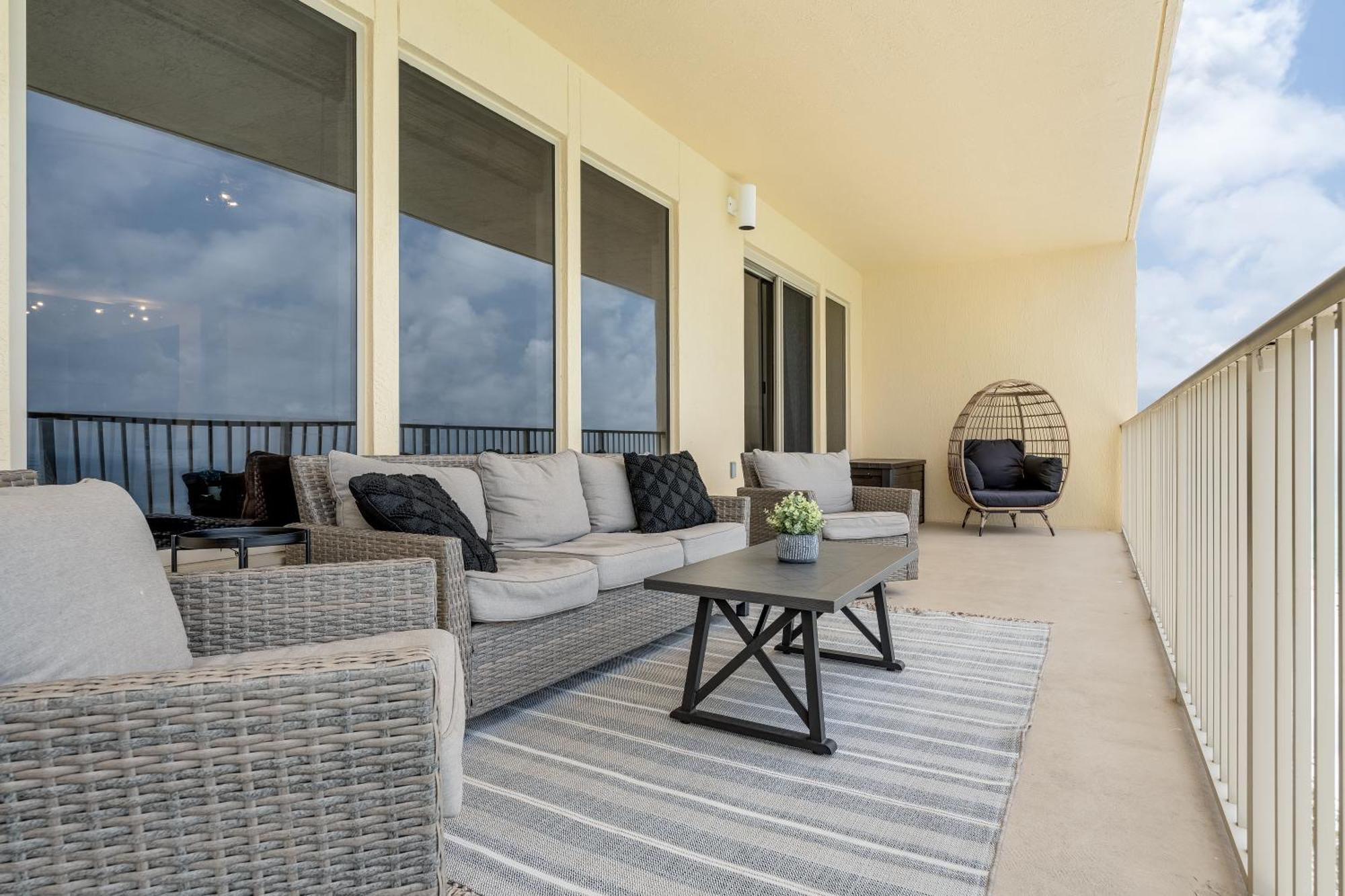 Newly Renovated Luxury Ocean Front Condo! Floor With Penthouse Ocean Views! Holiday home Panama City Beach