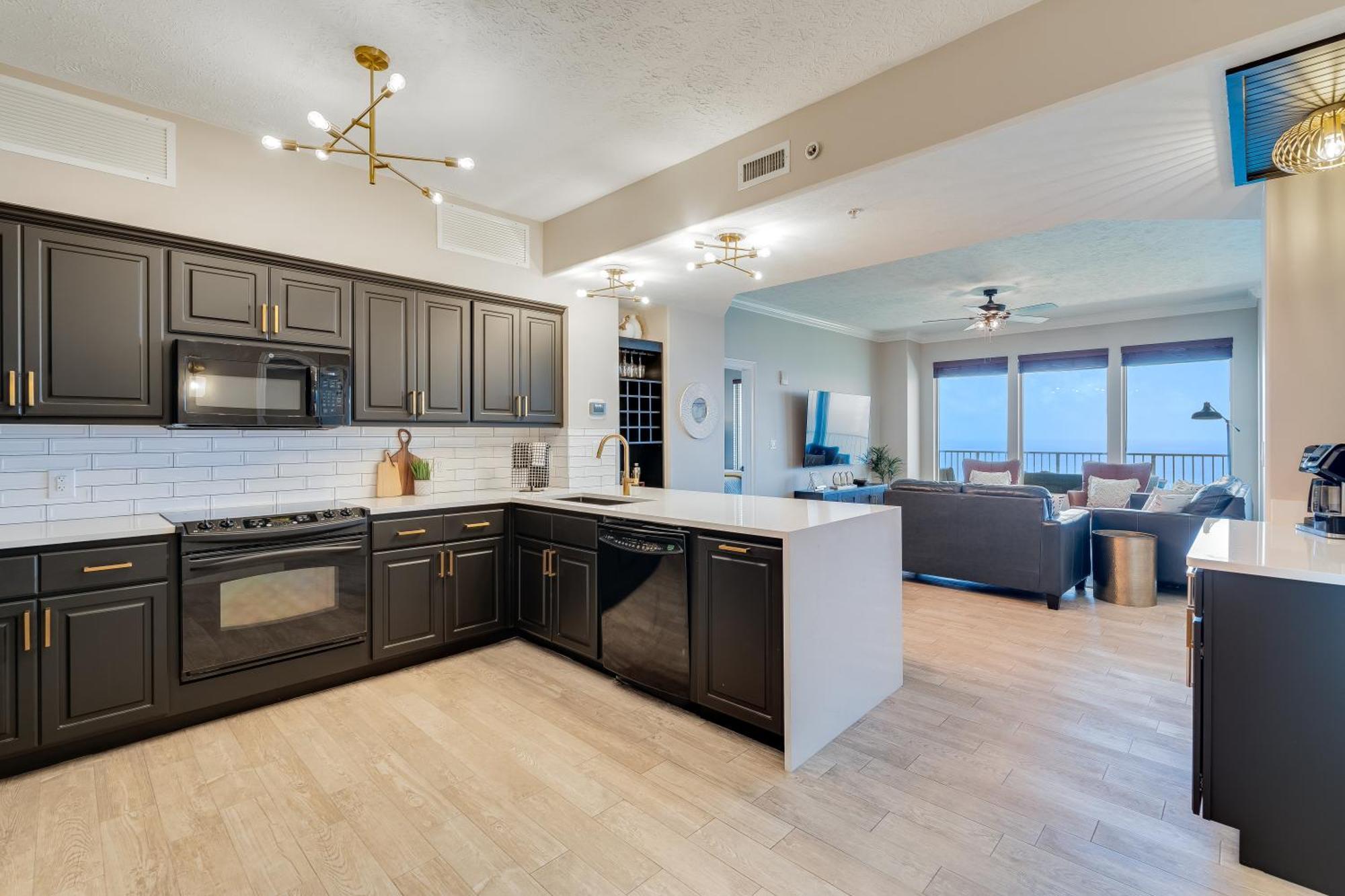 Newly Renovated Luxury Ocean Front Condo! Floor With Penthouse Ocean Views! *